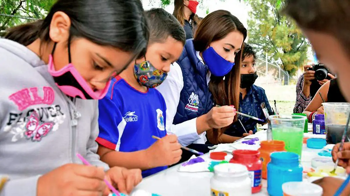 niños y alcaldesa pintan